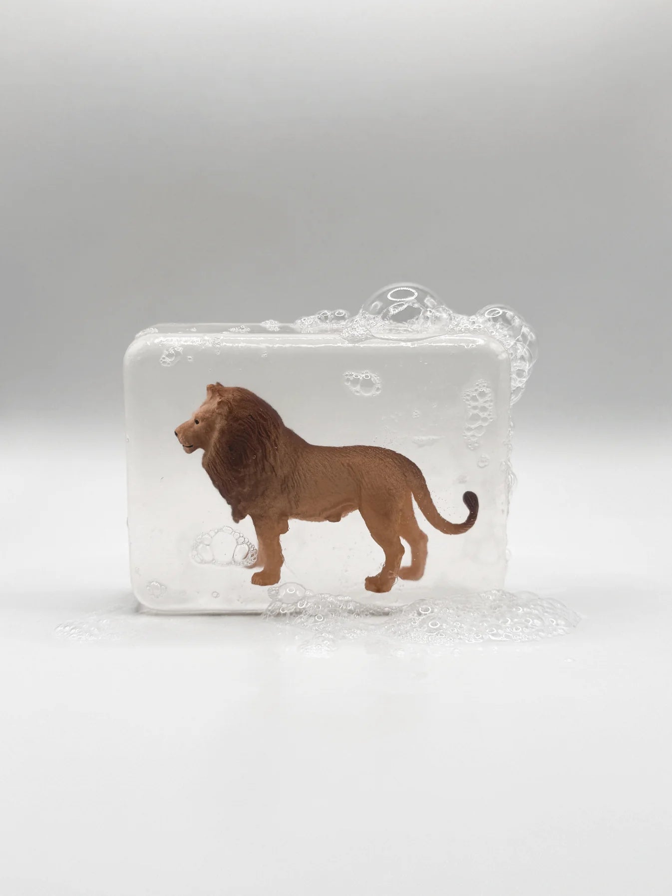 Savon Transparent Artisanal avec Figurine - Lion