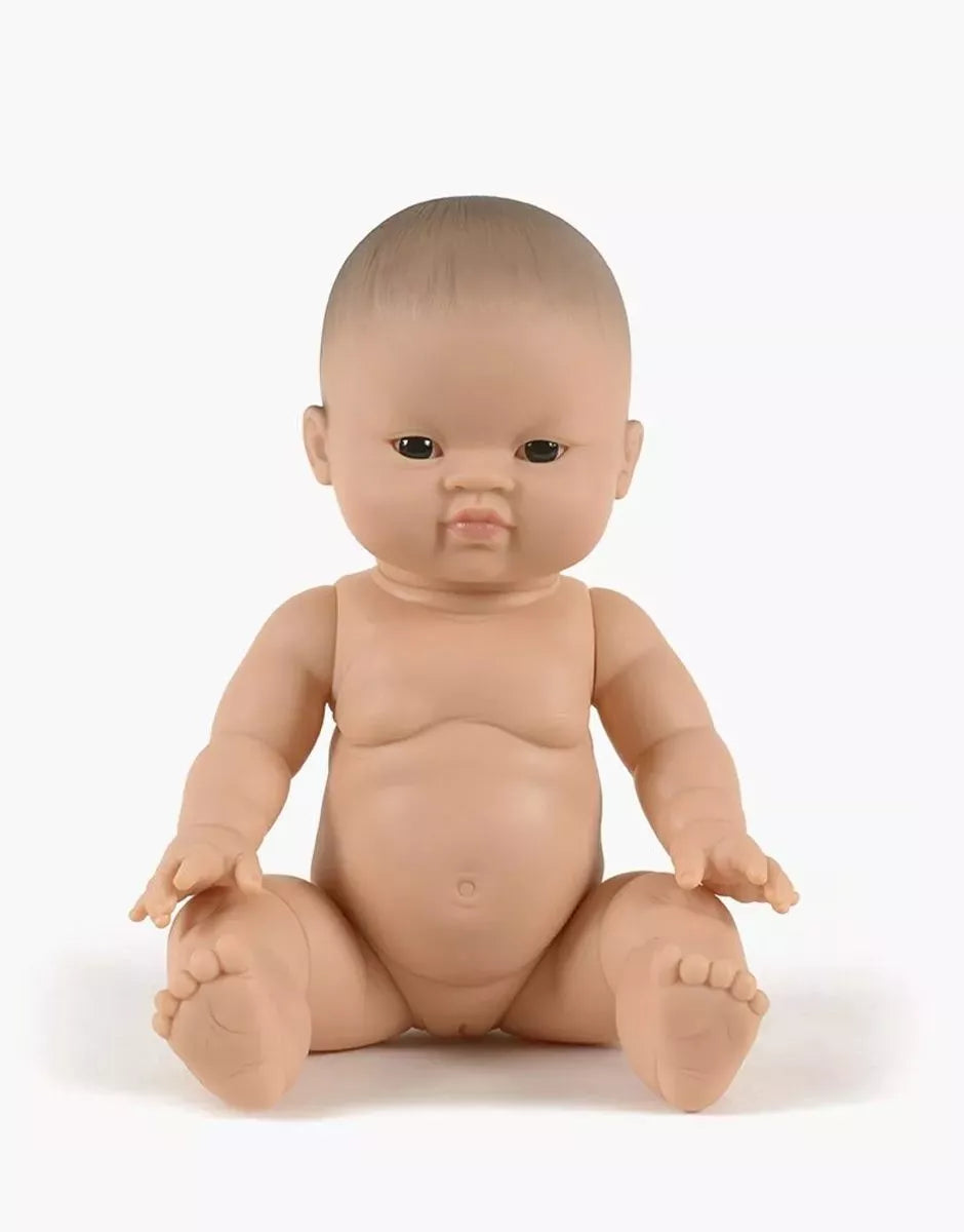 Alizée – Petite fille d’Asie aux yeux foncés
