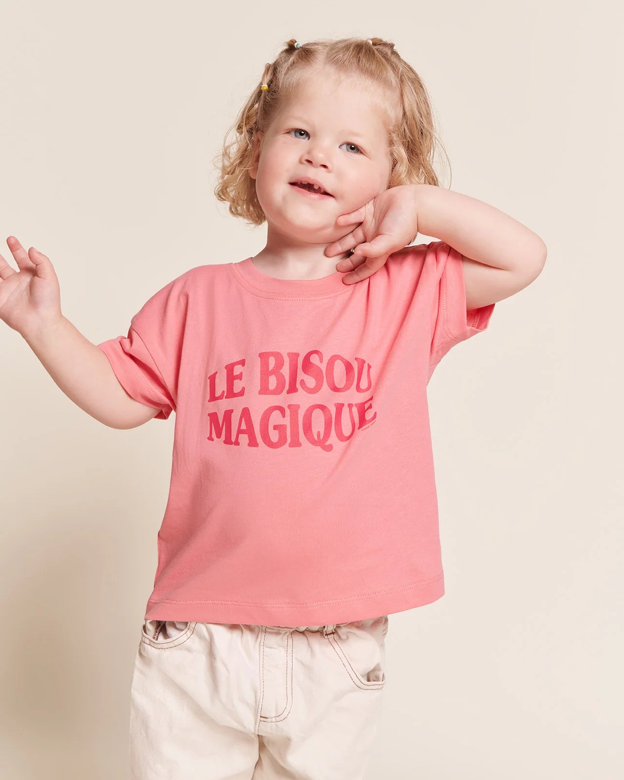 Le t-shirt Le bisou magique enfant en coton bio - framboise