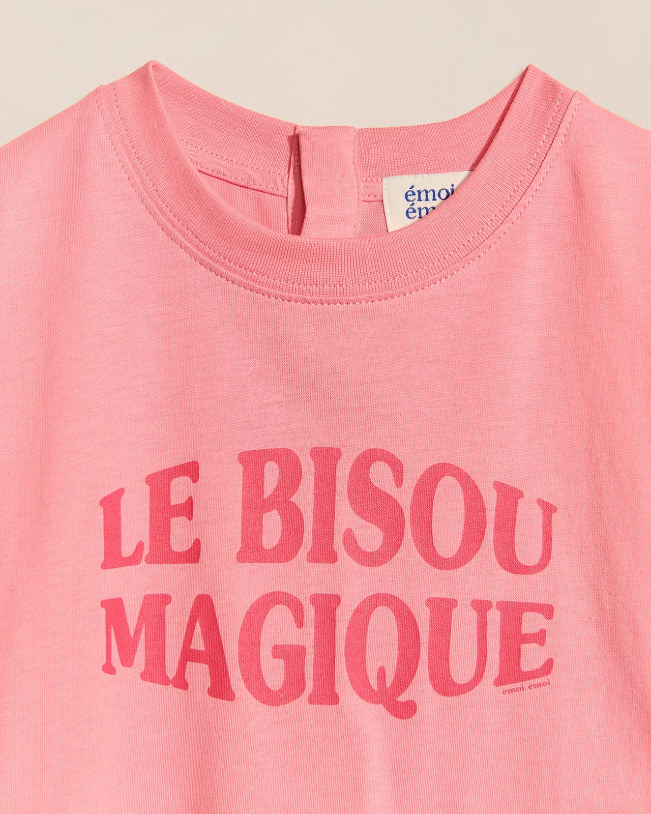 Le t-shirt Le bisou magique enfant en coton bio - framboise