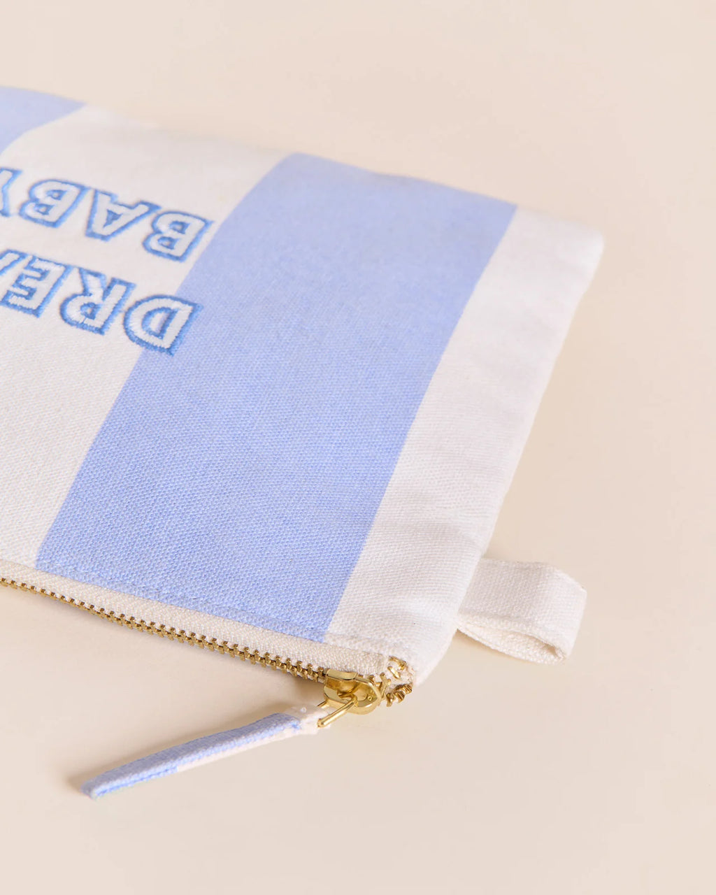 La pochette brodée Dream baby - rayures bleues