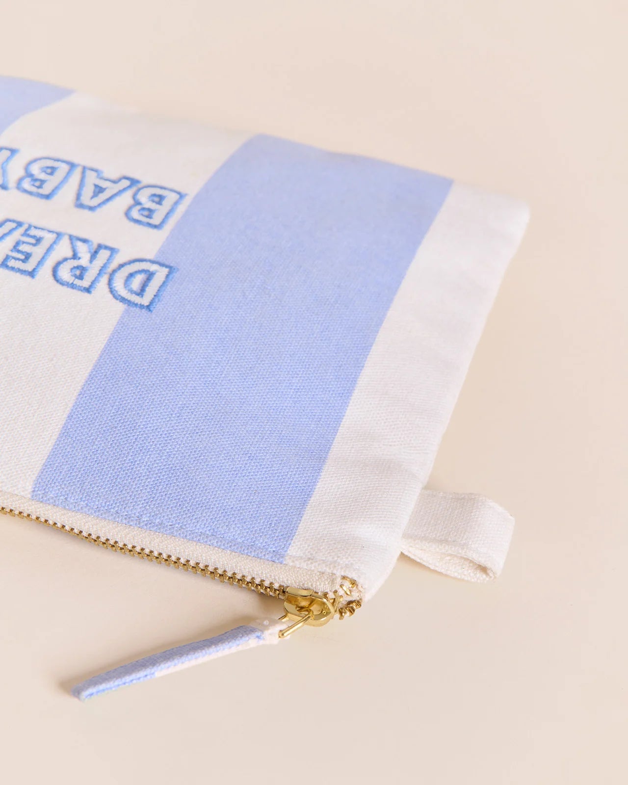 La pochette brodée Dream baby - rayures bleues