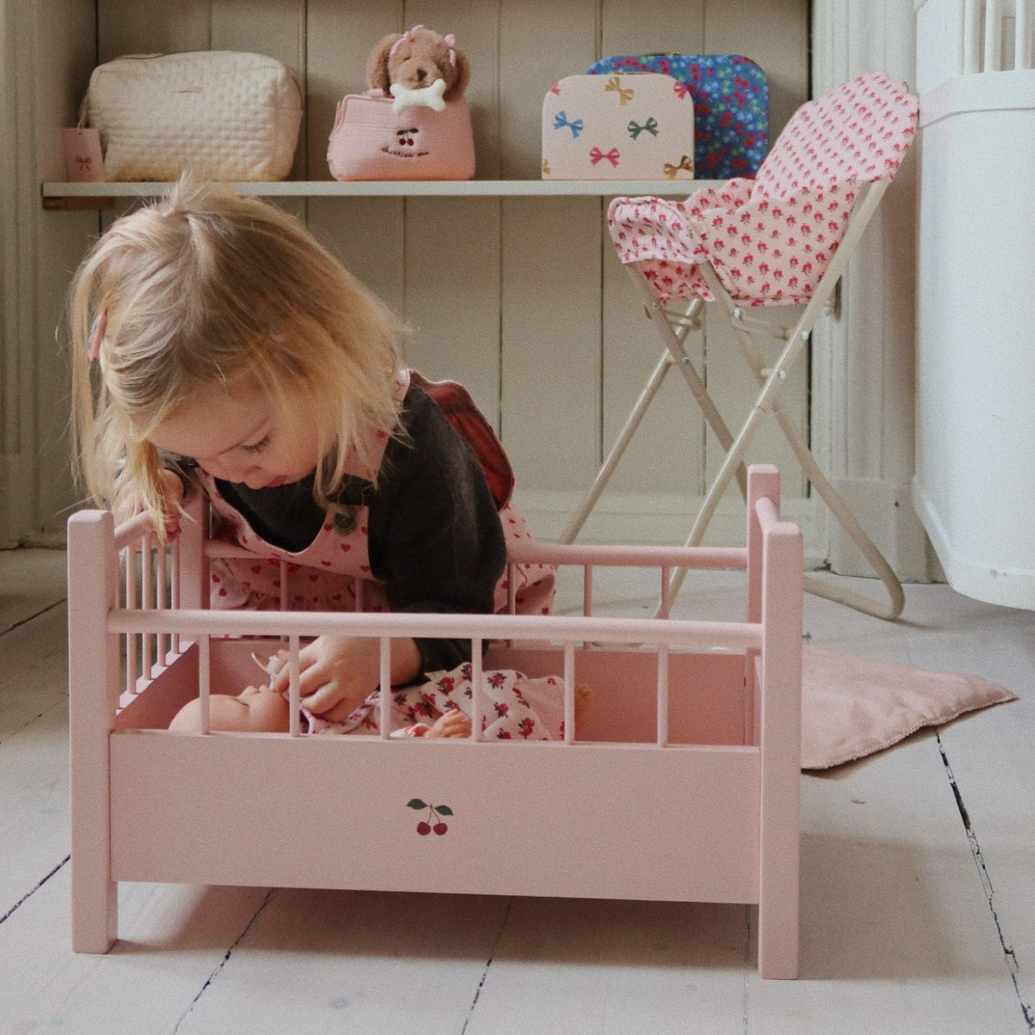 Lit pour poupée en bois rose - Konges Sløjd