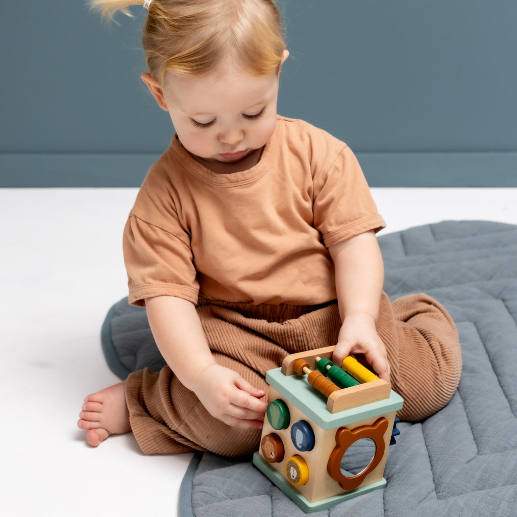 Petit cube d'activité en bois