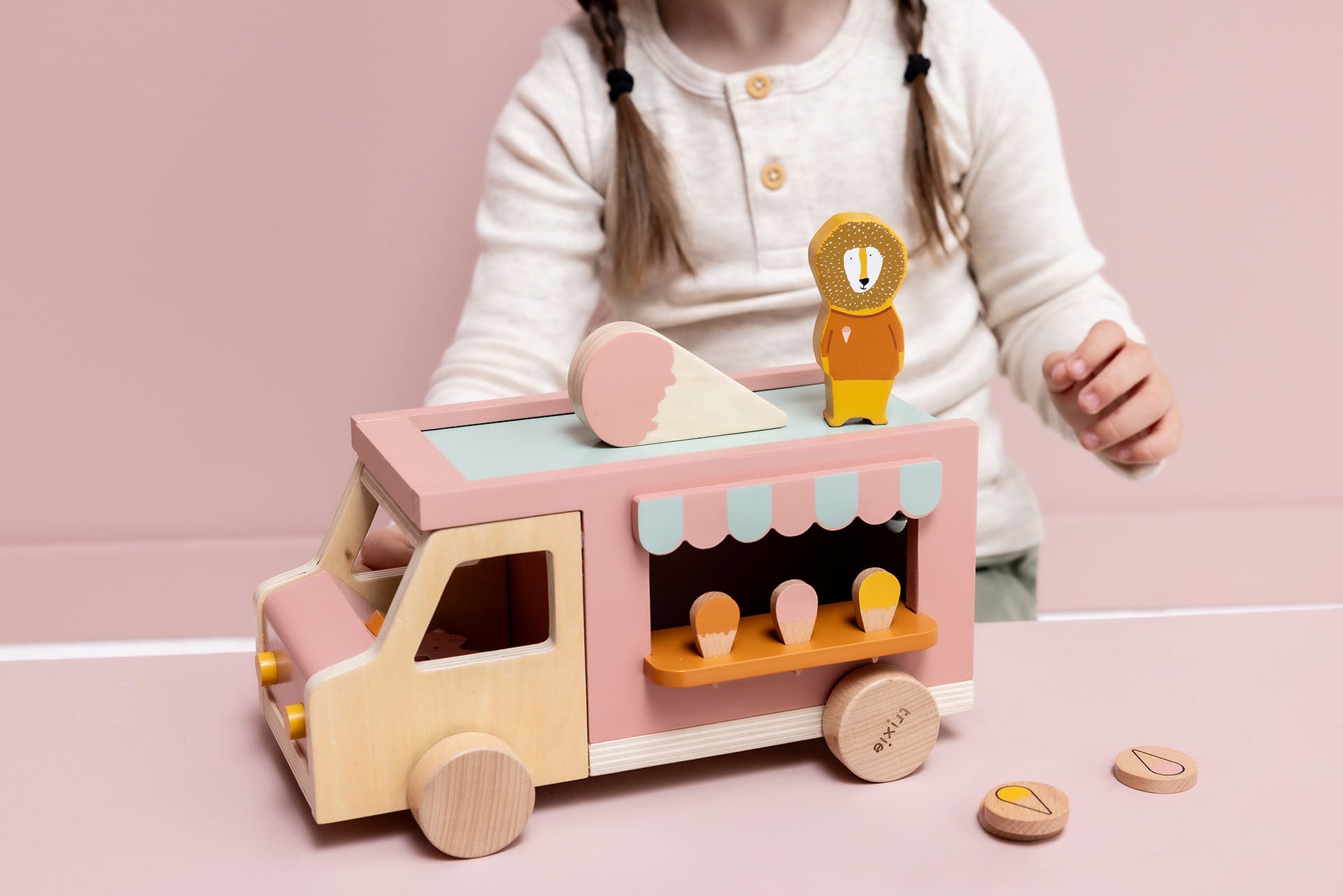 Camion de glaces en bois