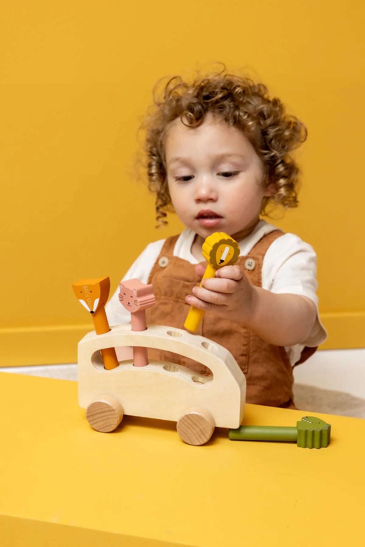 Bus en bois avec animaux pop-up