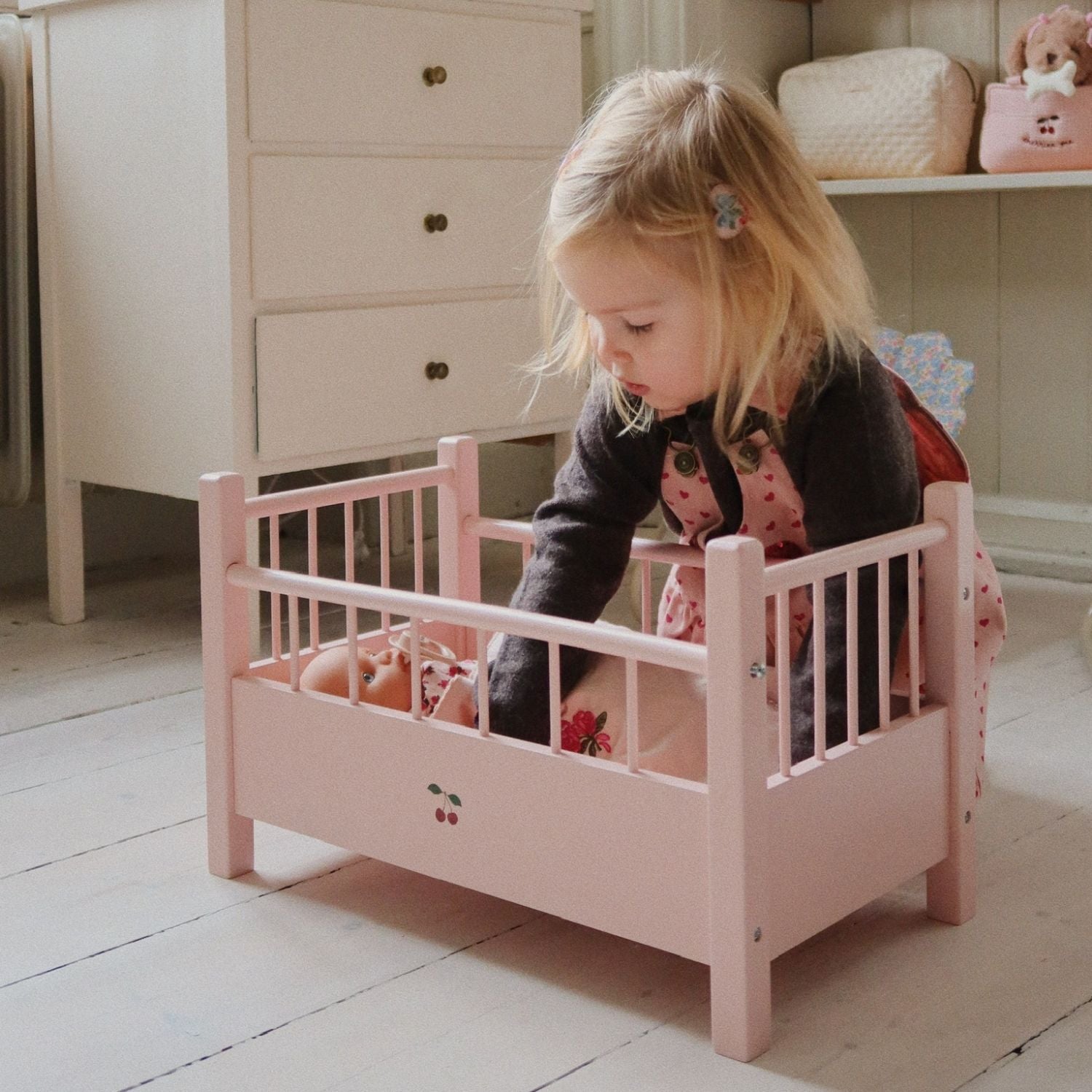 Lit pour poupée en bois rose - Konges Sløjd