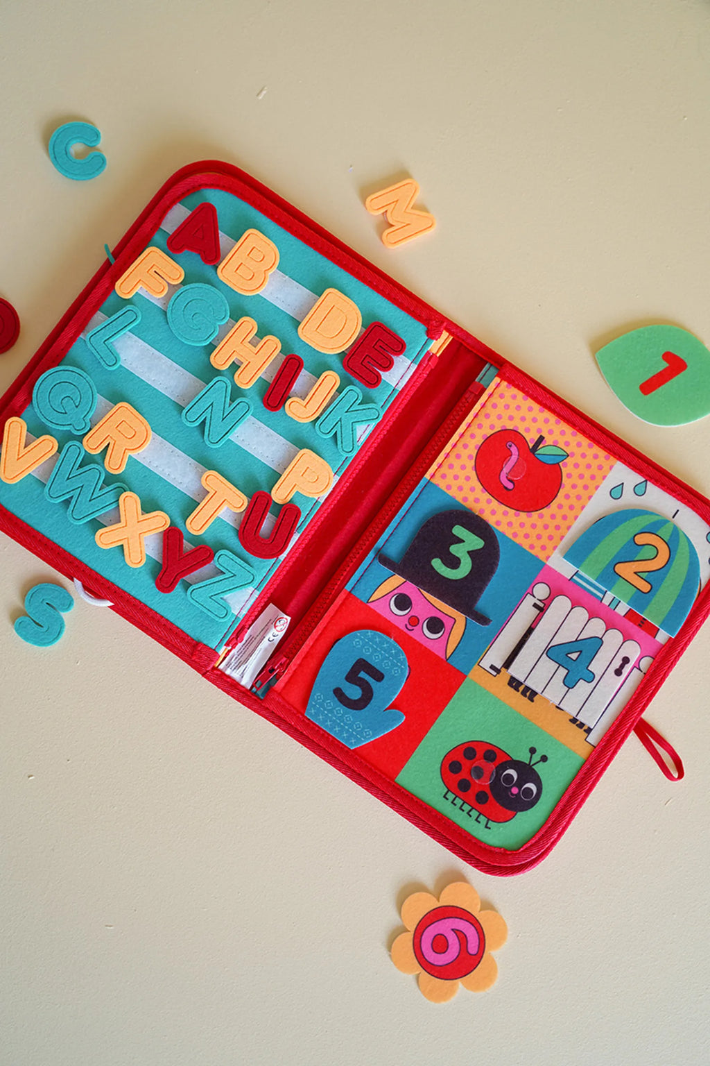LIVRE D'ACTIVITES MONTESSORI EN FEUTRINE