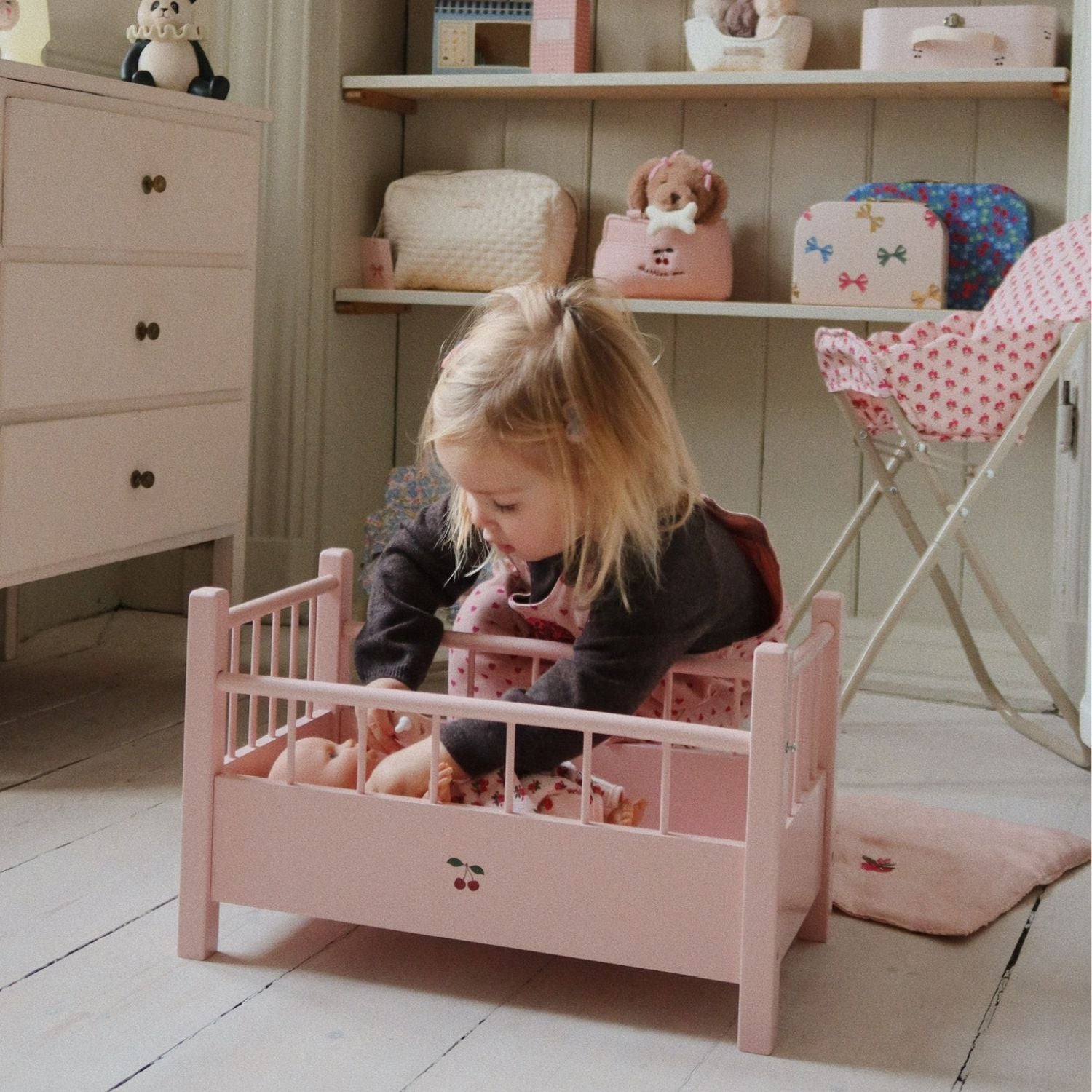 Lit pour poupée en bois rose - Konges Sløjd