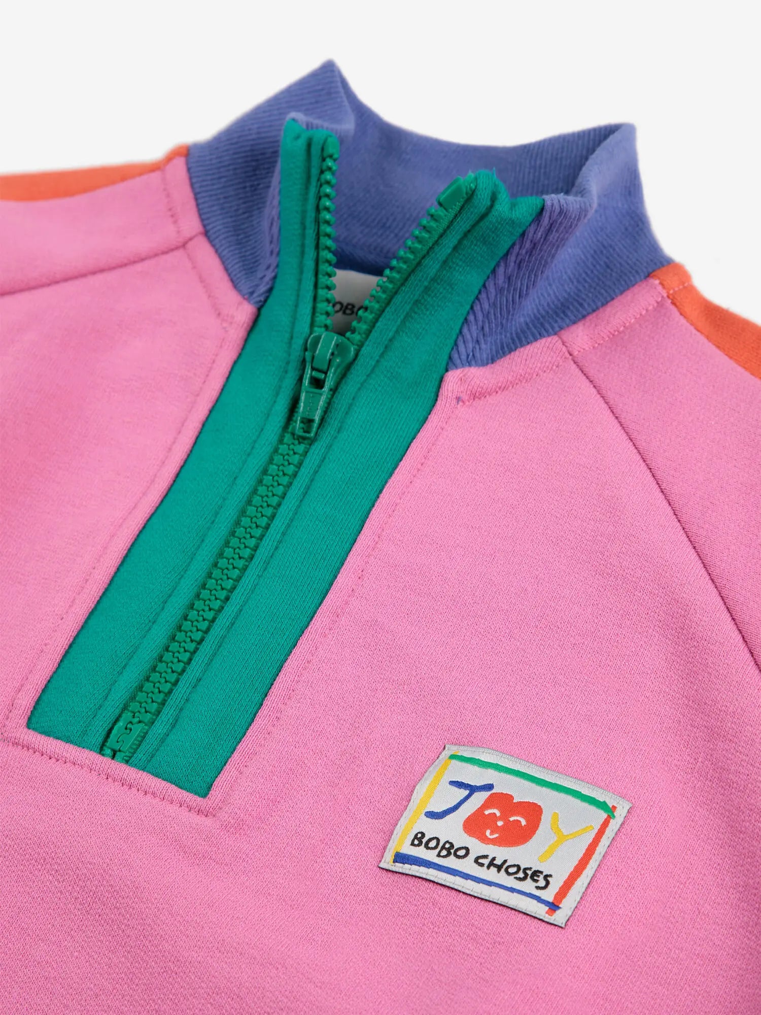 Sweat-shirt à blocs de couleurs souriant