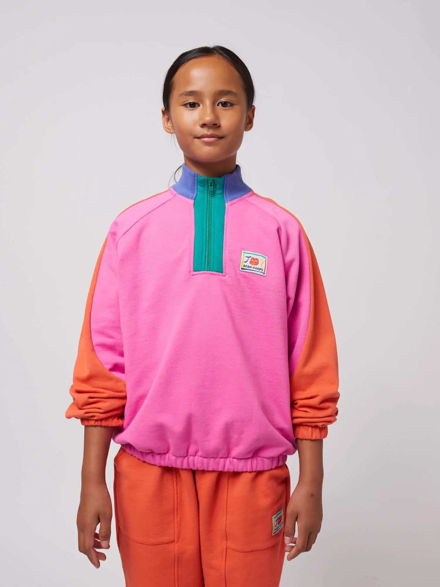 Sweat-shirt à blocs de couleurs souriant