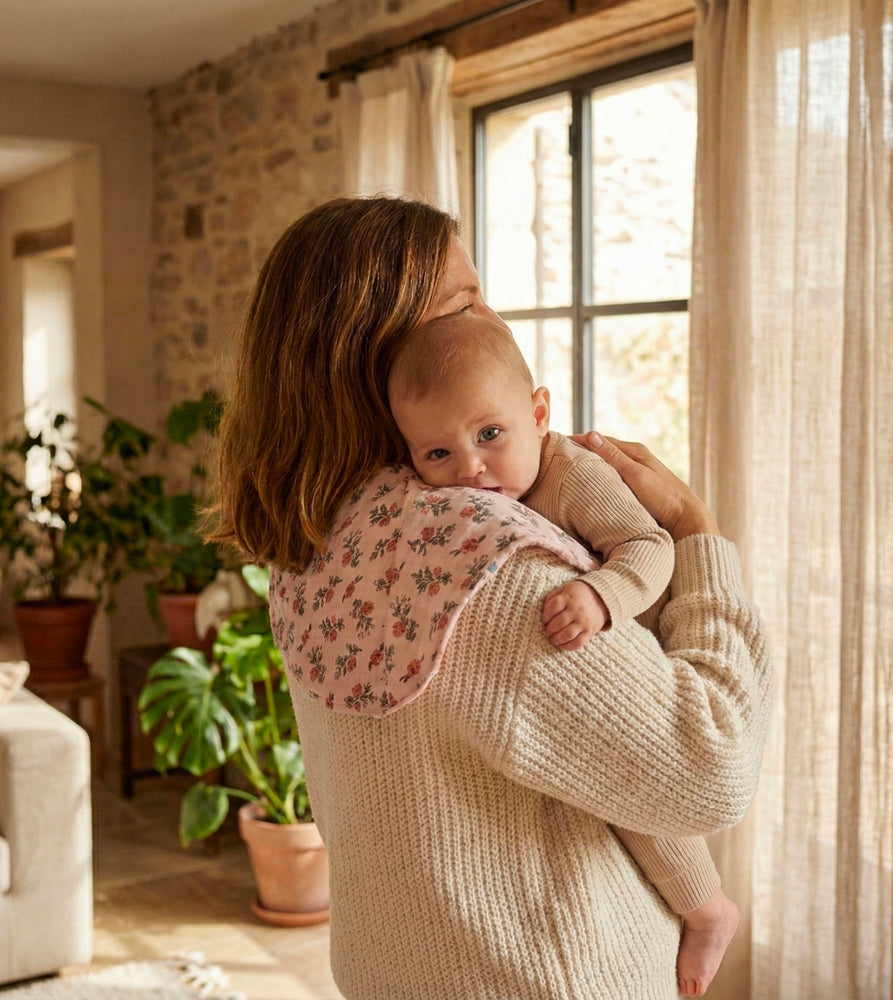 Bavoir 2 en 1 bi-matière (poncho/ épaule) fleurs/ biscuit - BB&Co