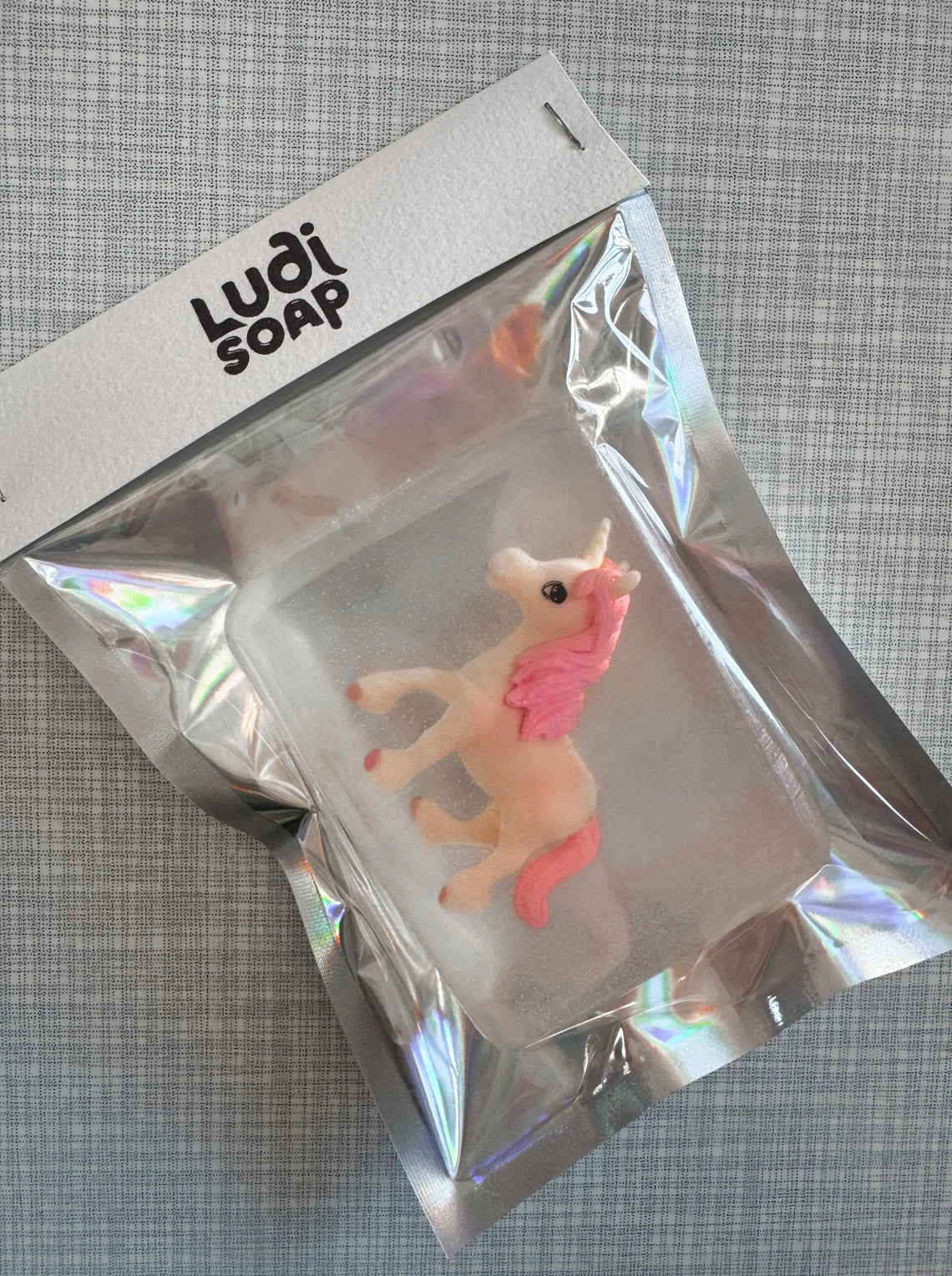 Savon Transparent Artisanal avec Figurine Licorne - Rose