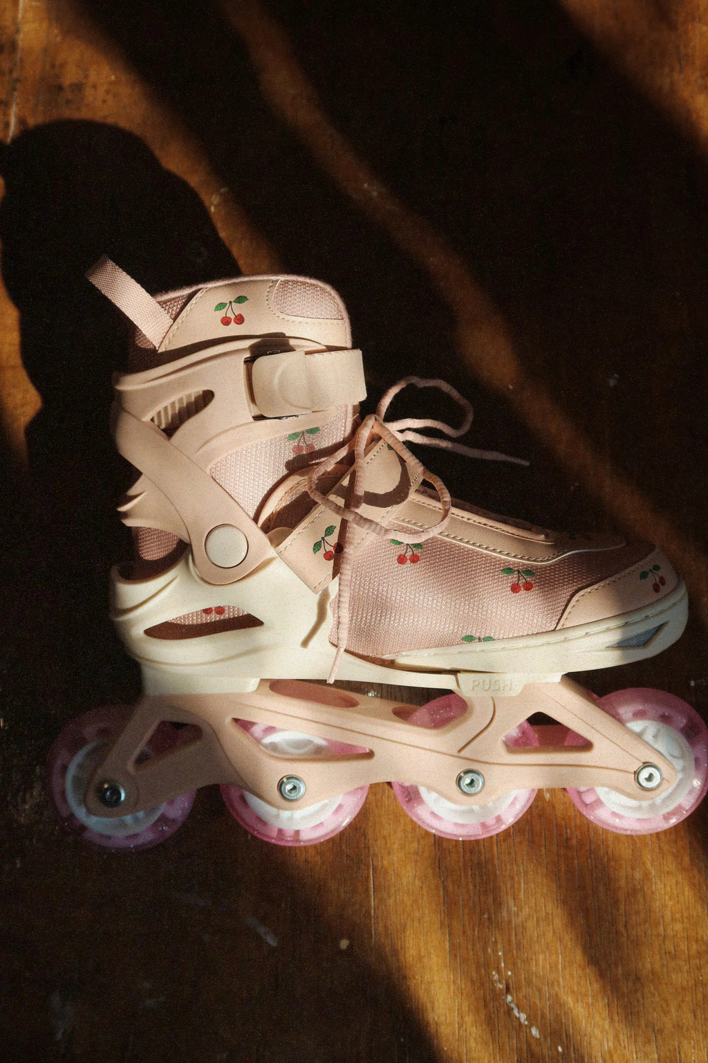Patins à roulettes lumineux - Cerise