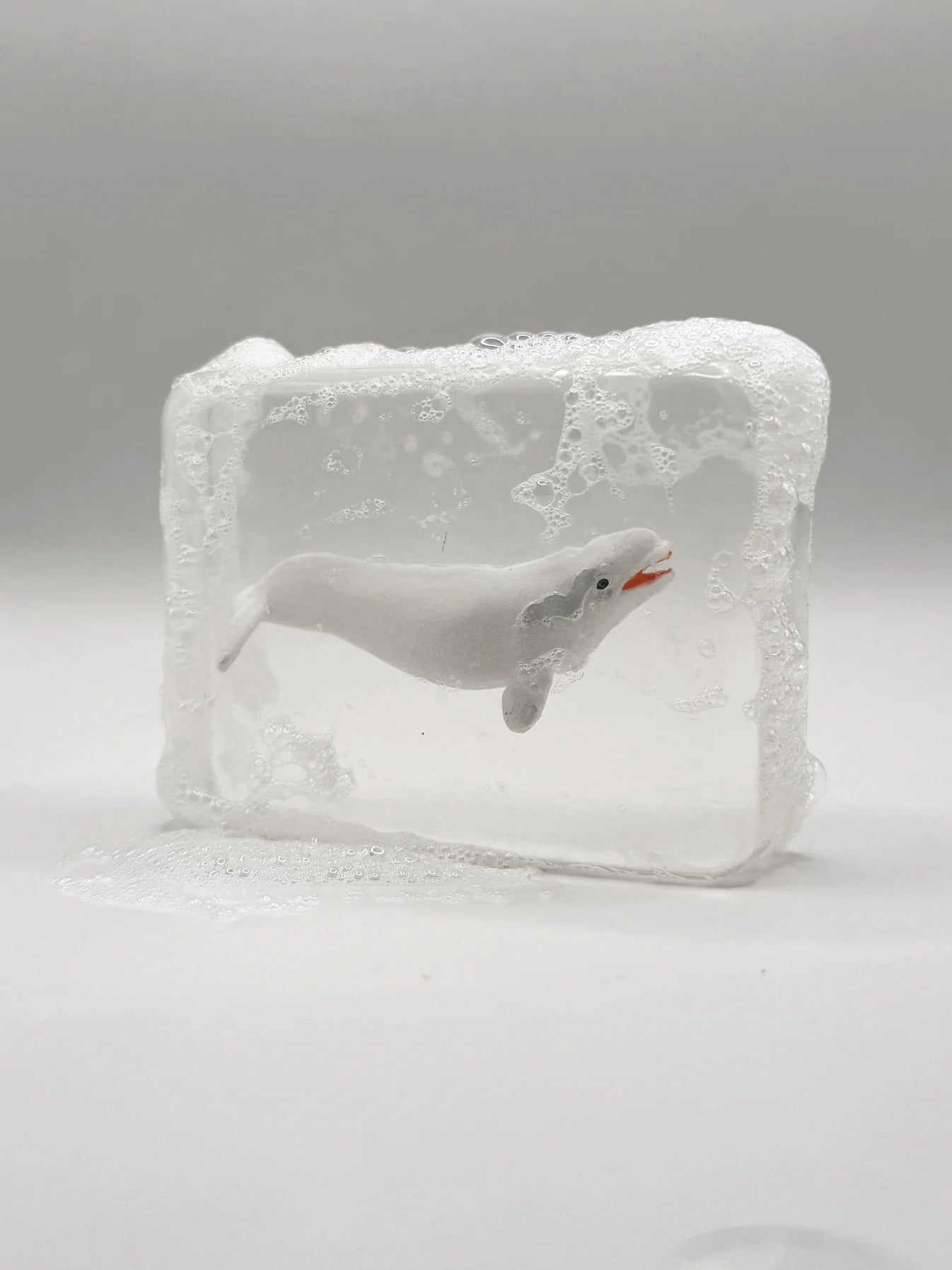 Savon Transparent Artisanal avec Figurine - Béluga