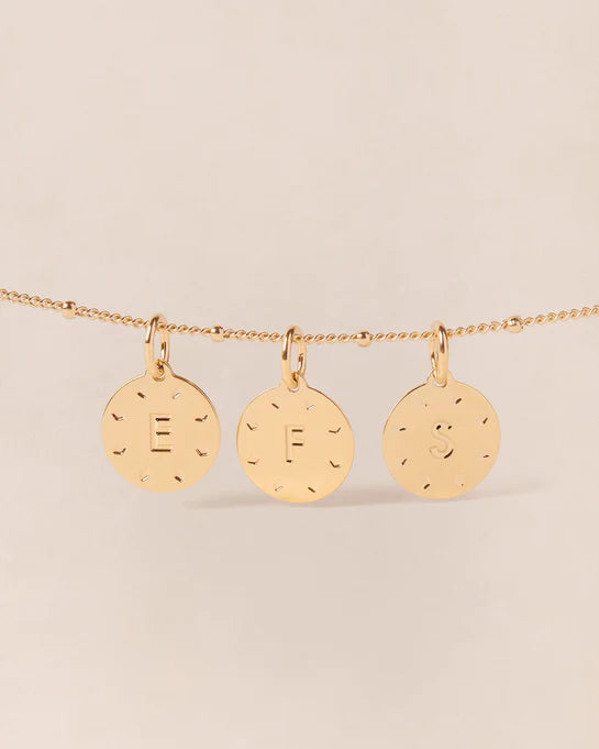 La médaille Initiale - dorée à l'or fin 24 carats - 10mm