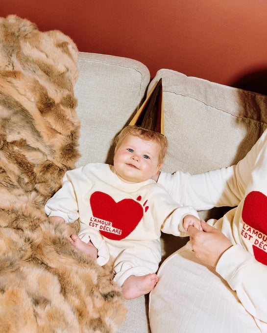 Le sweat l'amour est déclaré enfant en coton bio - crème