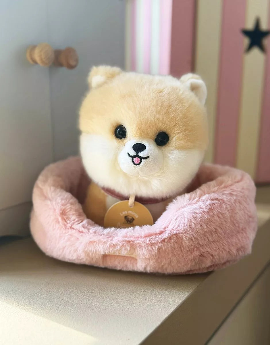 Rumi, chien en peluche de 18cm avec collier et son panier en fausse fourrure rose - Minikane