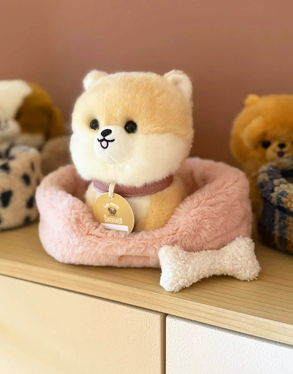 Rumi, chien en peluche de 18cm avec collier et son panier en fausse fourrure rose - Minikane