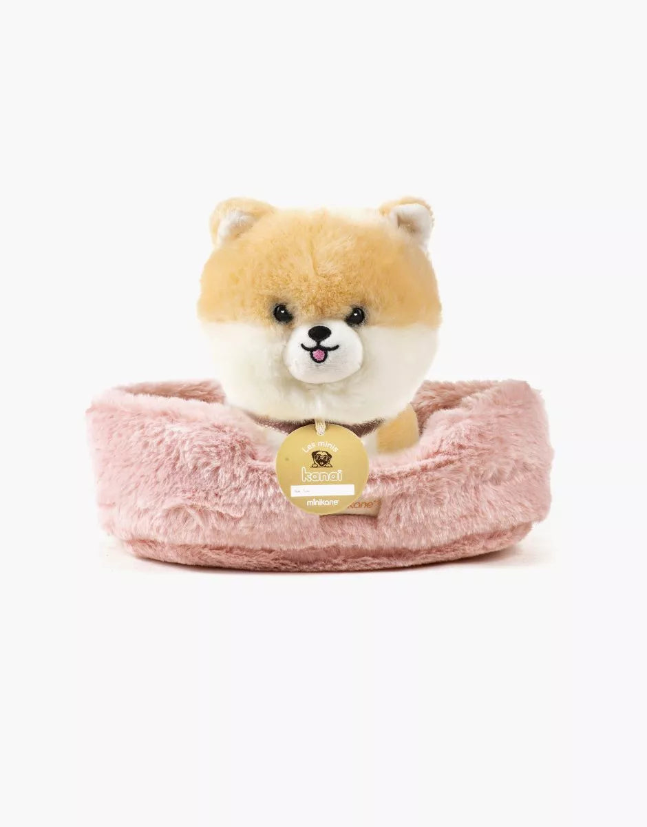 Rumi, chien en peluche de 18cm avec collier et son panier en fausse fourrure rose - Minikane