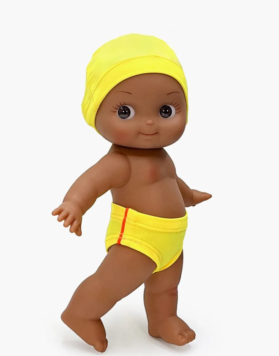Arsène au sport et son ensemble piscine jaune fluo