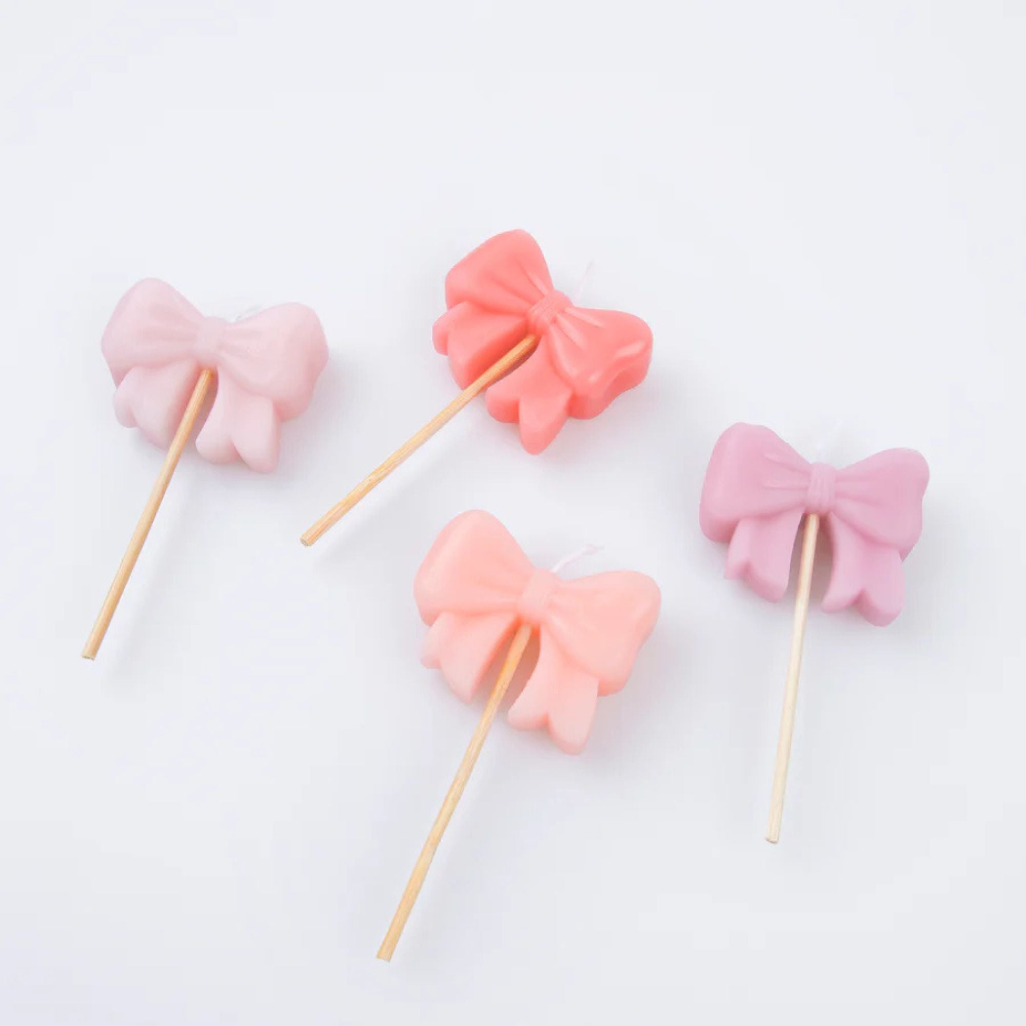Assortiment de 4 bougies Nœuds roses - MERI MERI