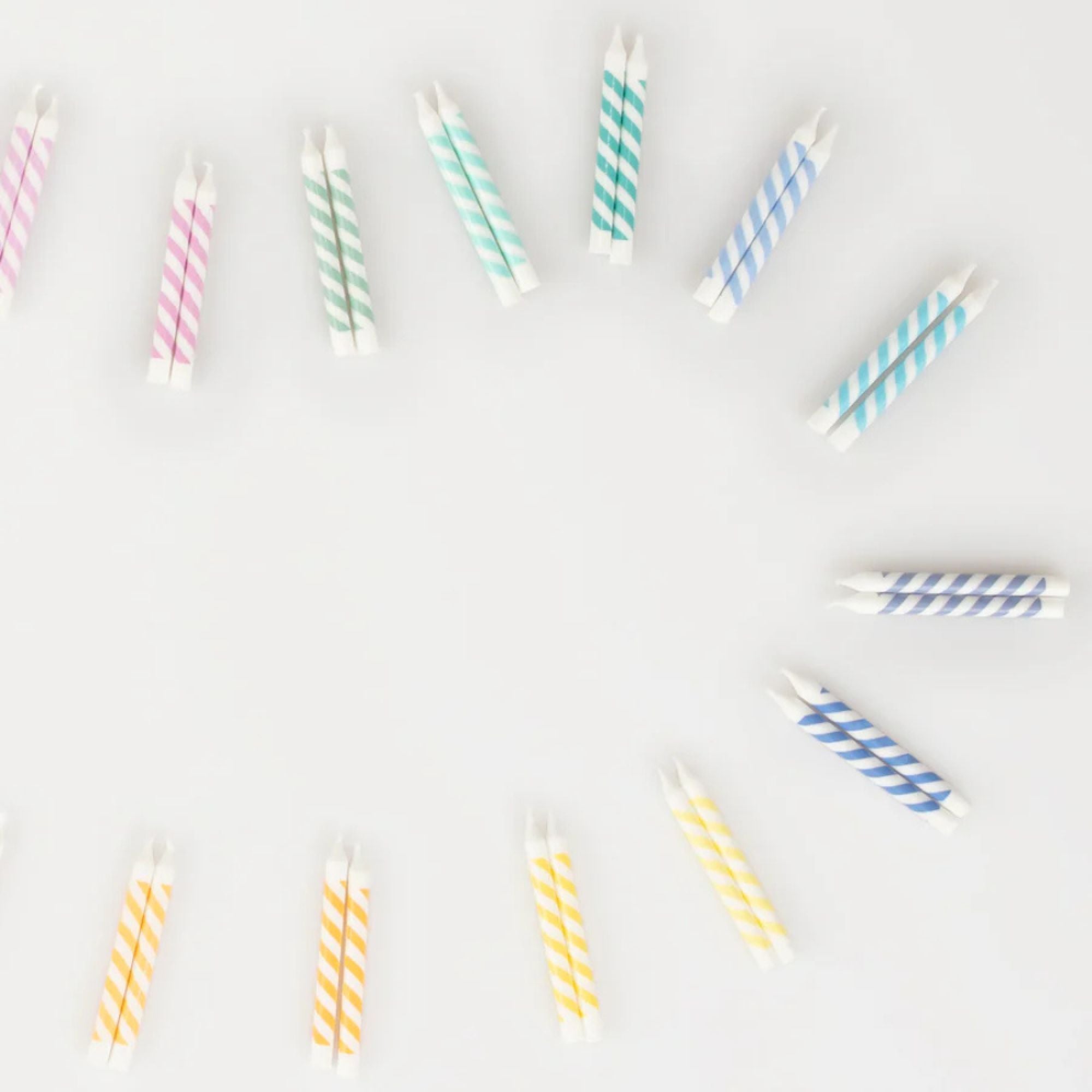 Assortiment de 50 mini bougies Arc-en-ciel à rayures - MERI MERI