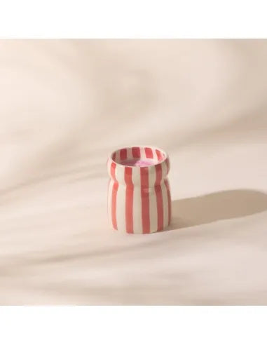 Bougie parfumée en céramique rayée rouge – Baie d’hibiscus