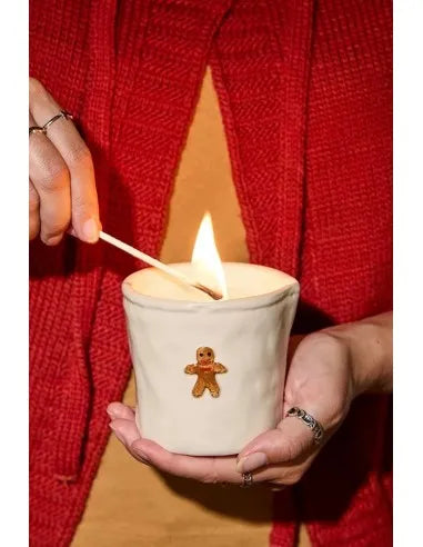 Bougie parfumée en céramique blanche effet imparfait – Pain d’épices
