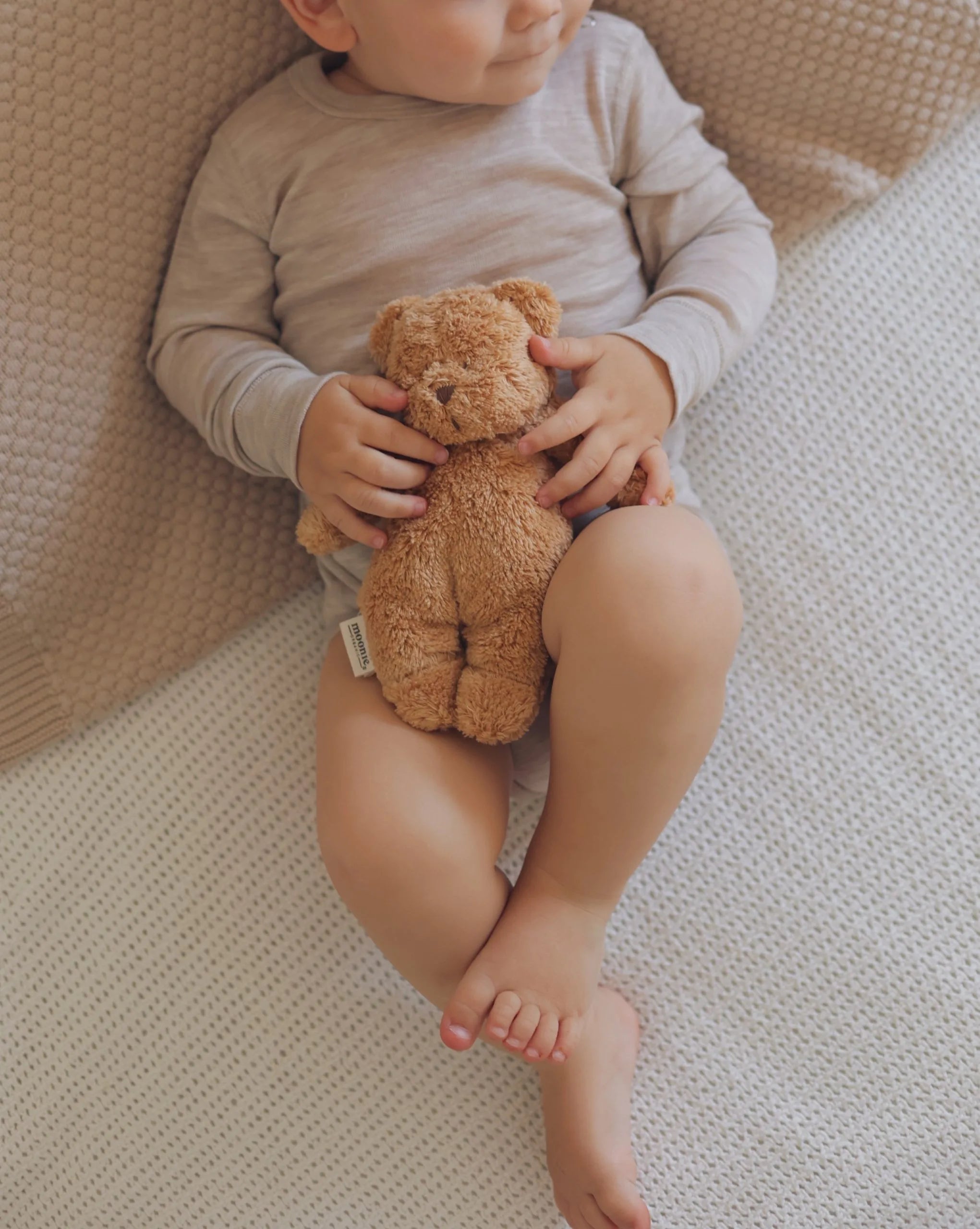 Moonie – Petit Ours sensoriel en coton bio cappuccino