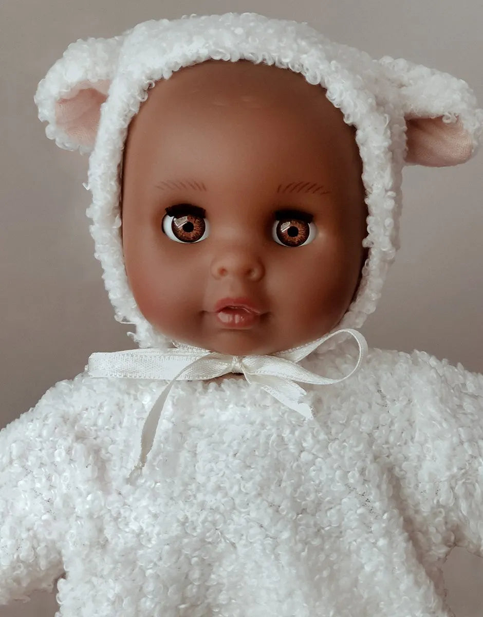 Céleste, babies 26cm aux yeux dormeurs avec son ensemble Lamb écru