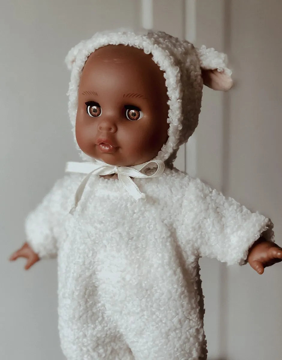 Céleste, babies 26cm aux yeux dormeurs avec son ensemble Lamb écru