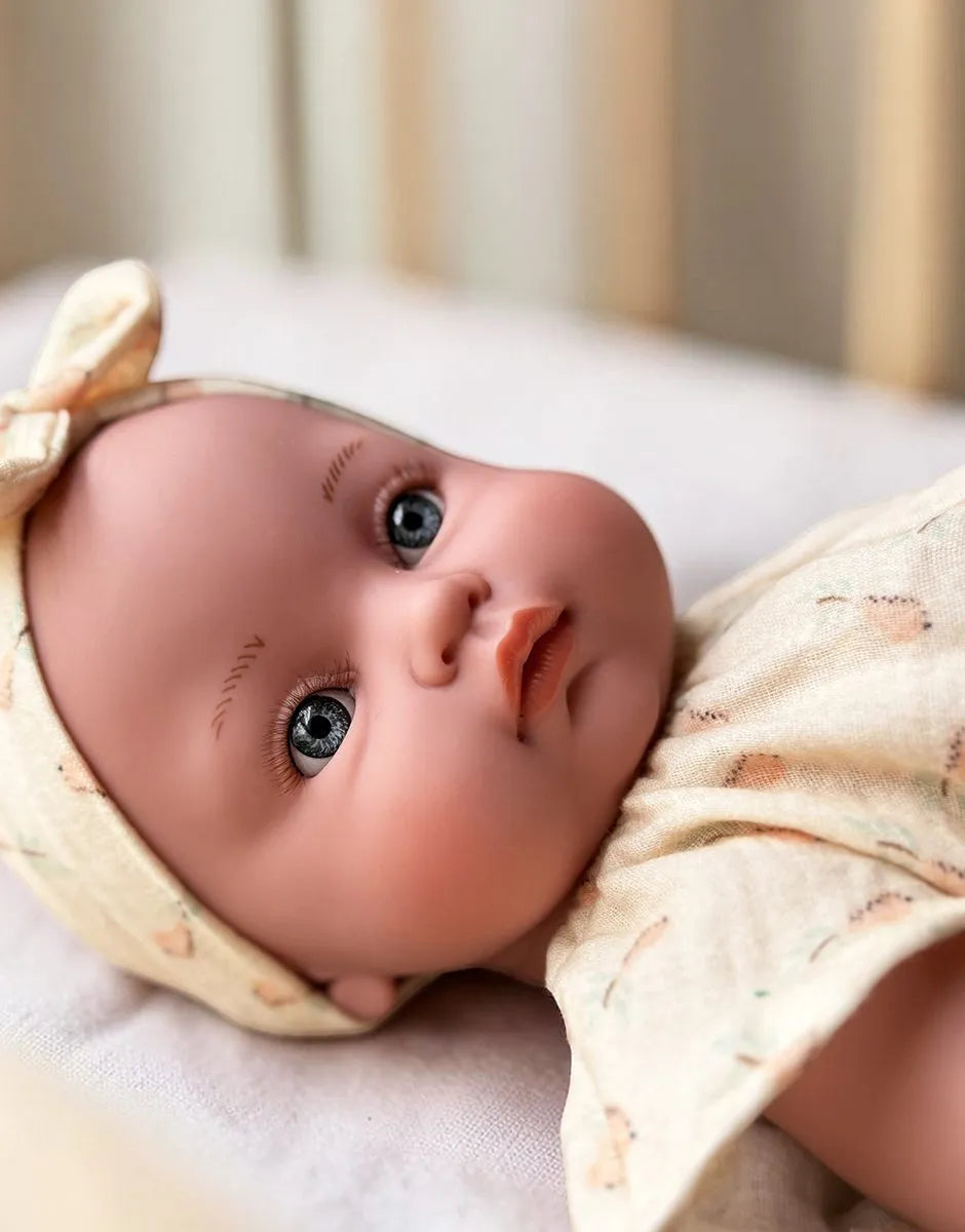 Yaëlle, poupée Bambinis 47cm habillée de son ensemble Clara en gaze de coton Hélène - MINIKANE