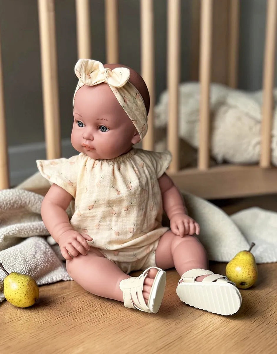 Yaëlle, poupée Bambinis 47cm habillée de son ensemble Clara en gaze de coton Hélène - MINIKANE