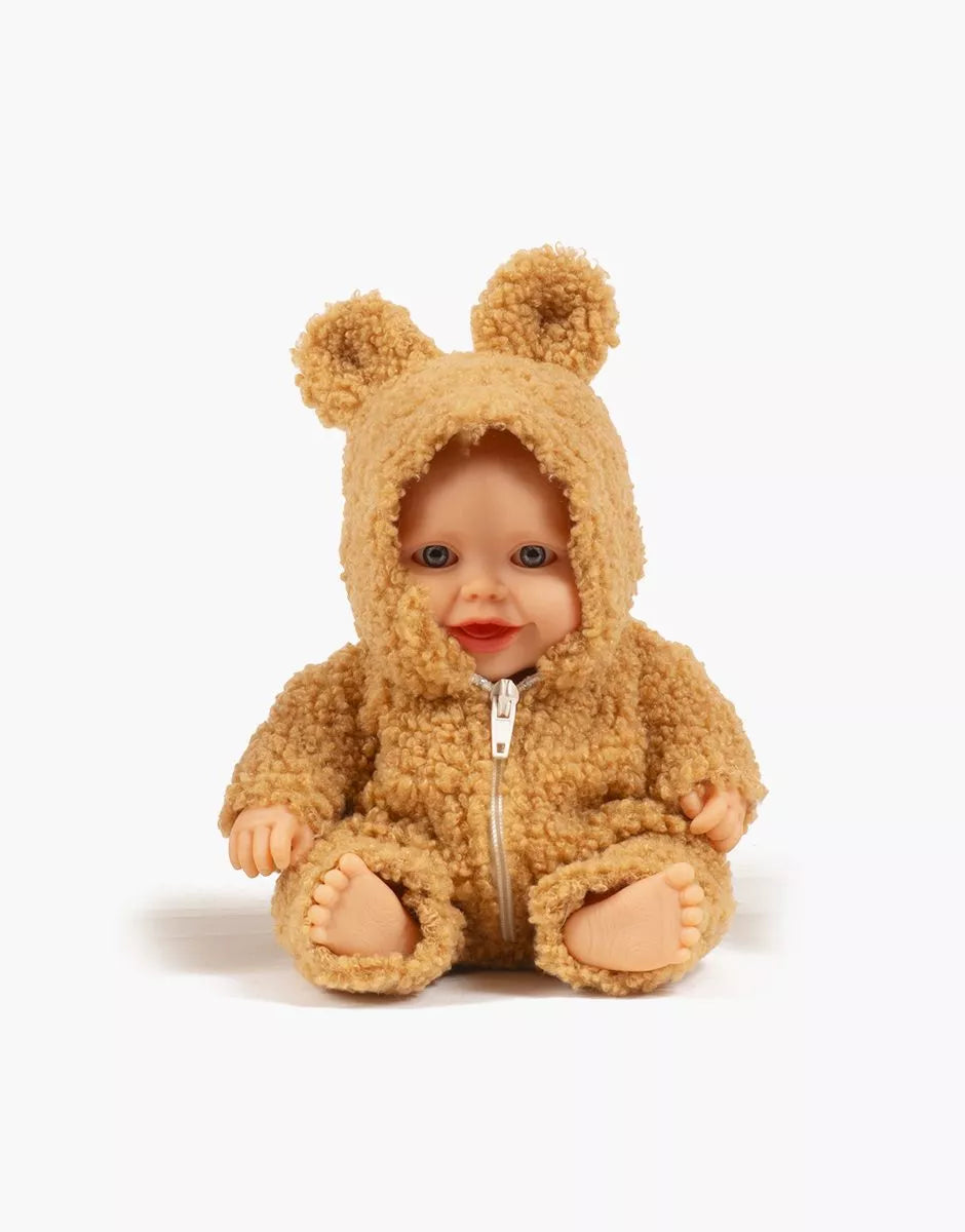 Guillo, poupon Peque 21cm dans sa combinaison Winnie en bouclette camel