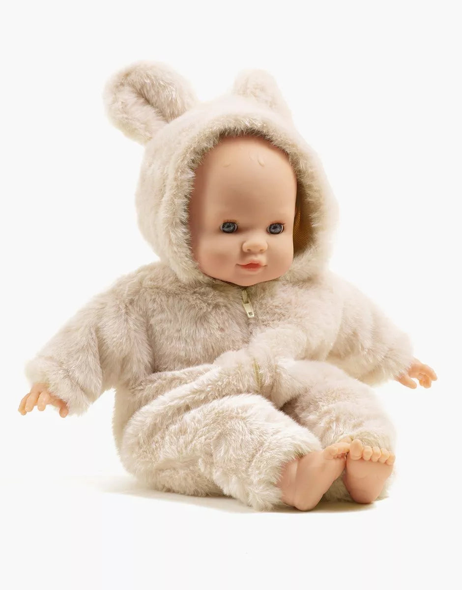 Émilie avec sa combinaison Winnie en fausse fourrure écru