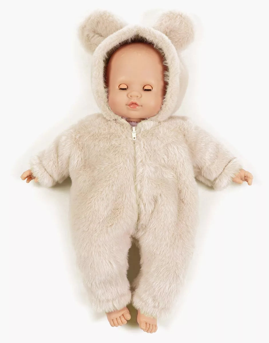 Émilie avec sa combinaison Winnie en fausse fourrure écru