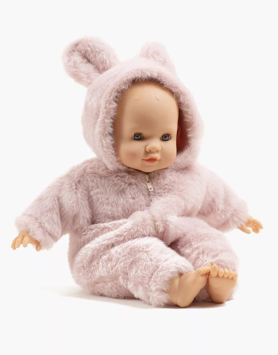 Émilie avec sa combinaison Winnie en fausse fourrure rose