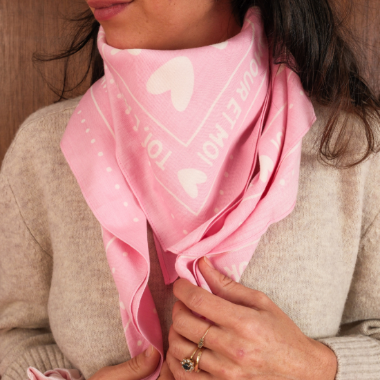 Foulard coeurs fond rose / coeurs blanc