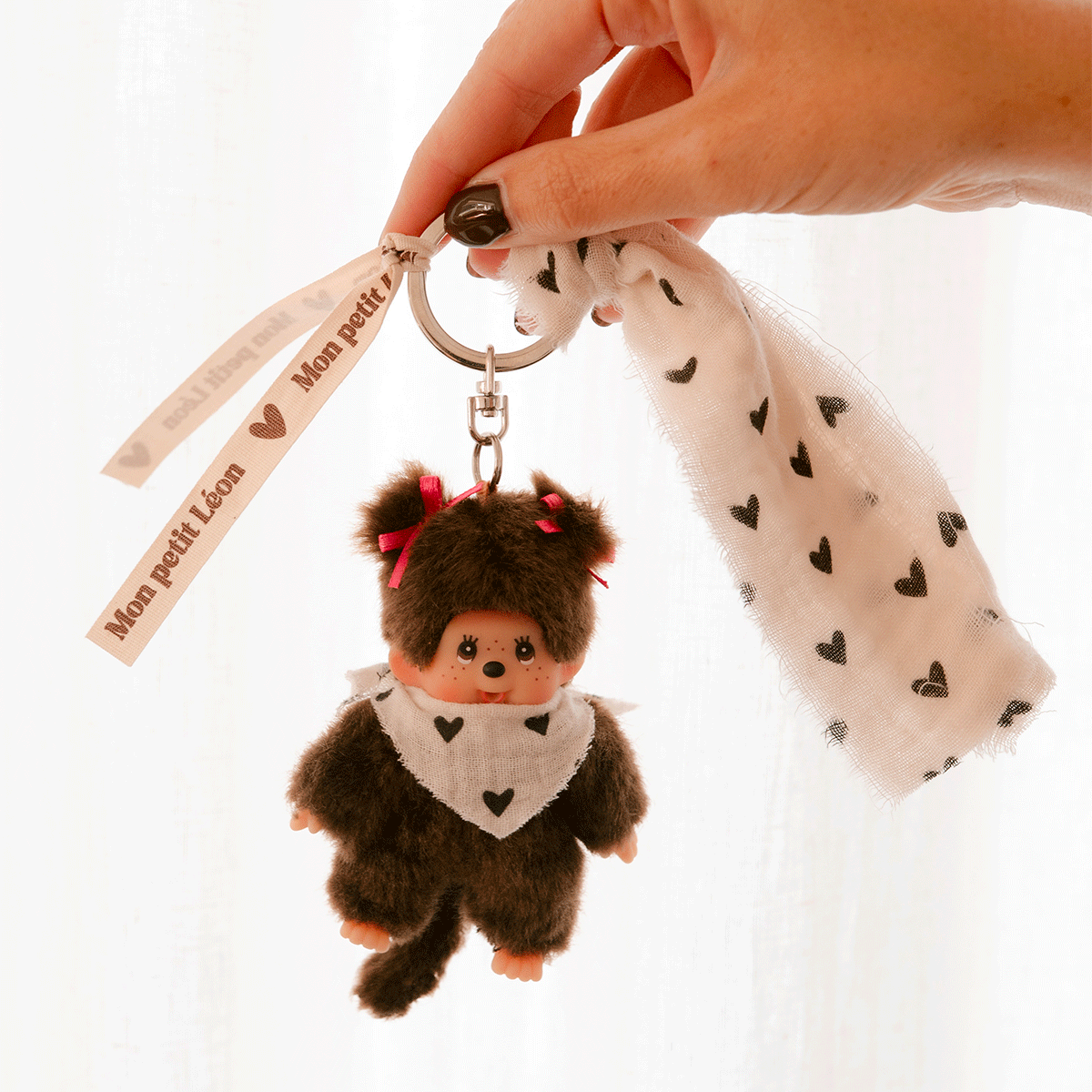Grigri Kiki sans porte clé - Gigi, foulard coeurs noirs fond blanc
