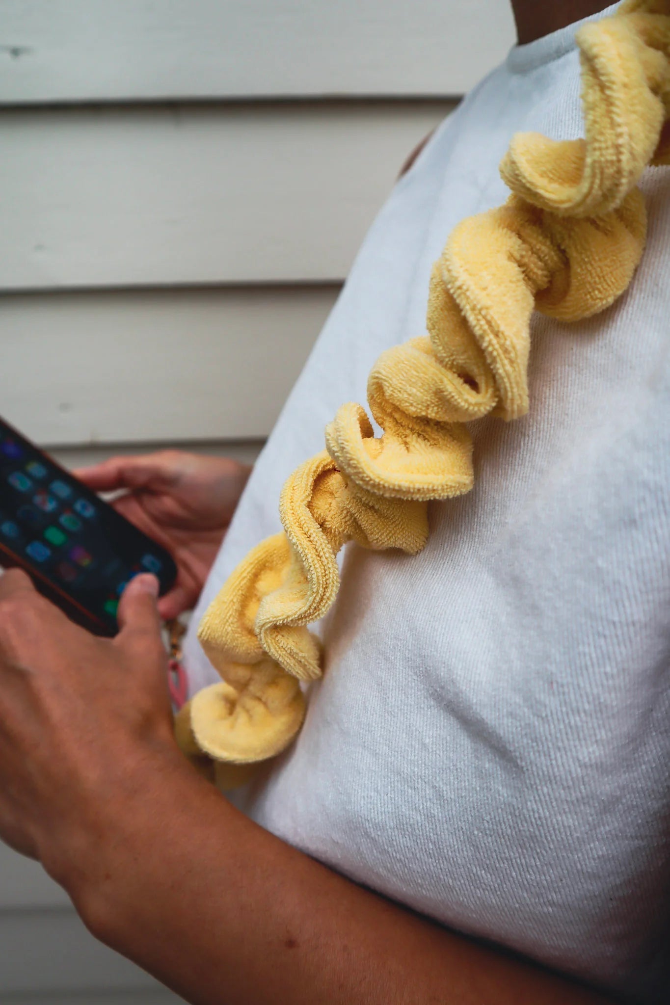 Cordon téléphone à froufrous éponge jaune beurre – Maison PoumPoum