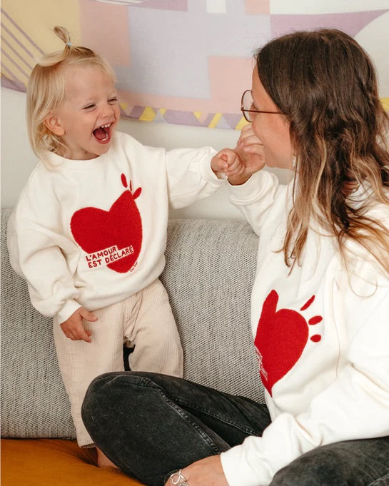 Le sweat l'amour est déclaré enfant en coton bio - crème