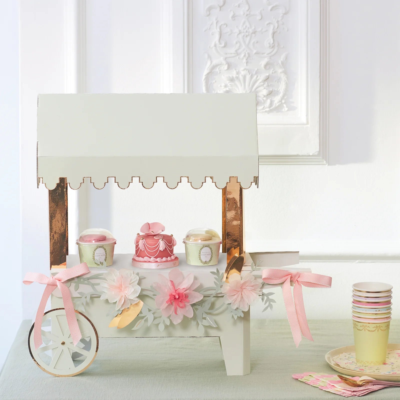 Centre de table en macaron Meri Meri x Ladurée