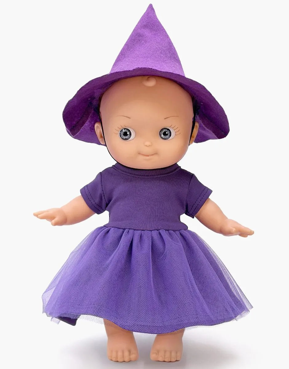 Alice en fête et sa tenue d’Halloween sorcière
