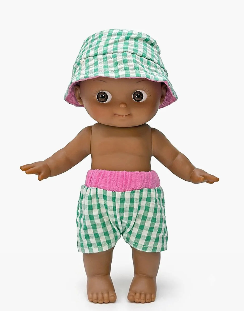Arsène à la plage et sa tenue Vichy vert