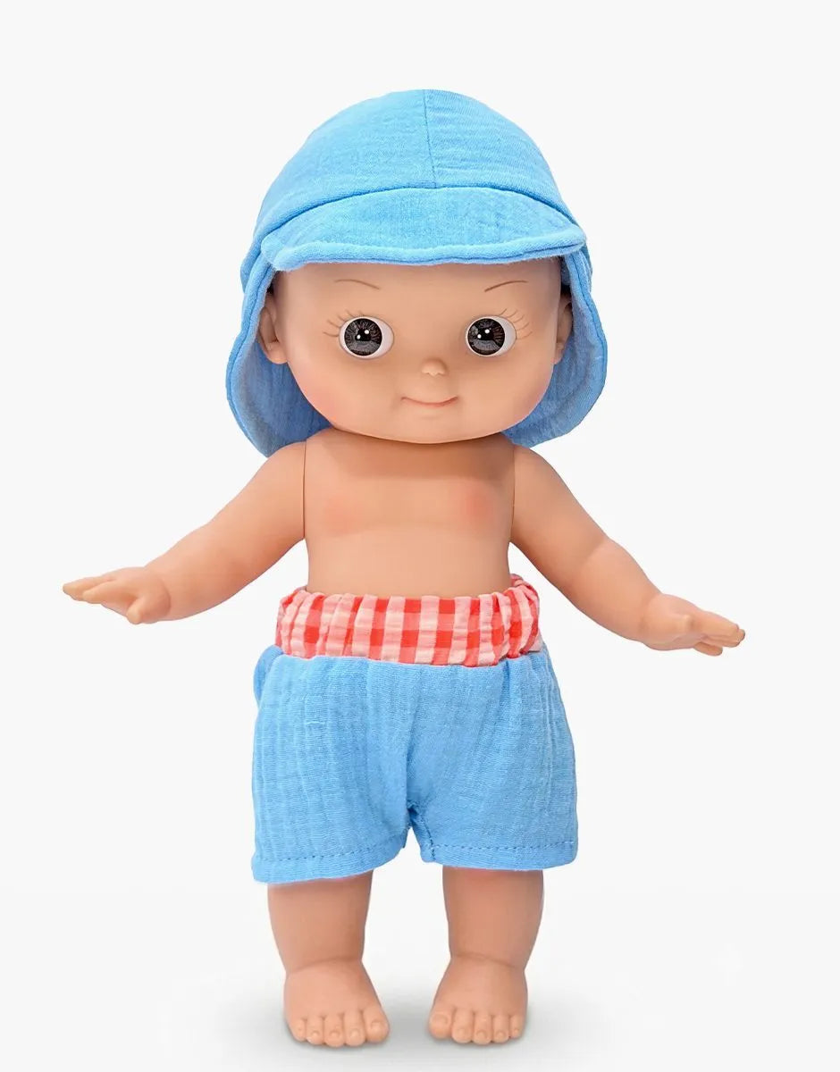 Basile à la plage et sa tenue bleu riviera