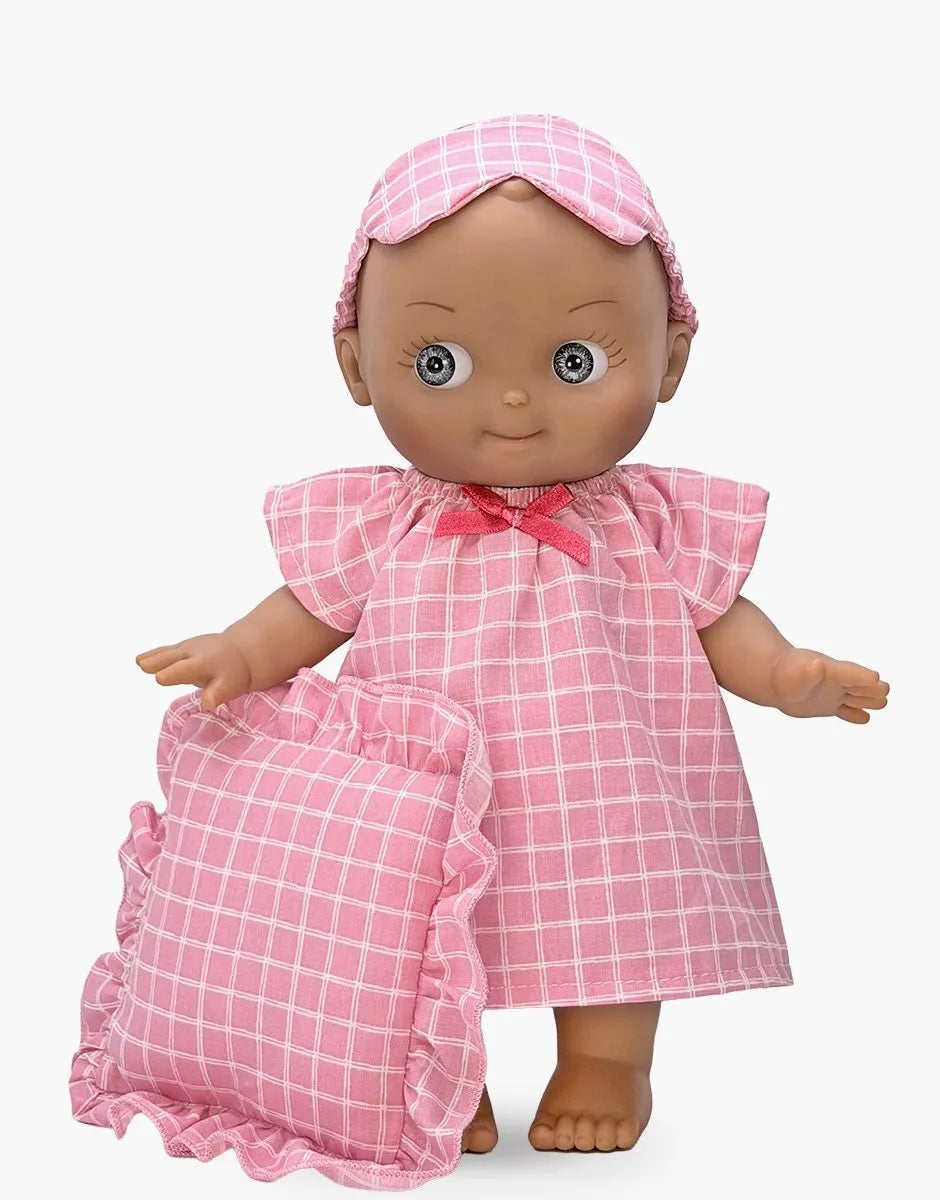 Maïa à la maison et son ensemble de nuit à carreaux rose