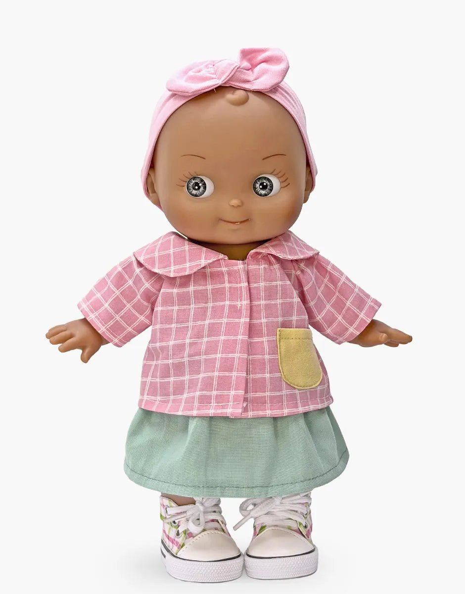 Maïa à l’école et son ensemble à carreaux rose