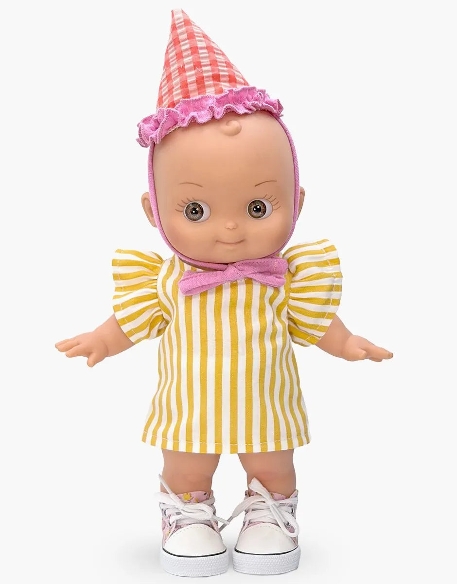 Ninon à l’école et sa tenue d’anniversaire rayée jaune