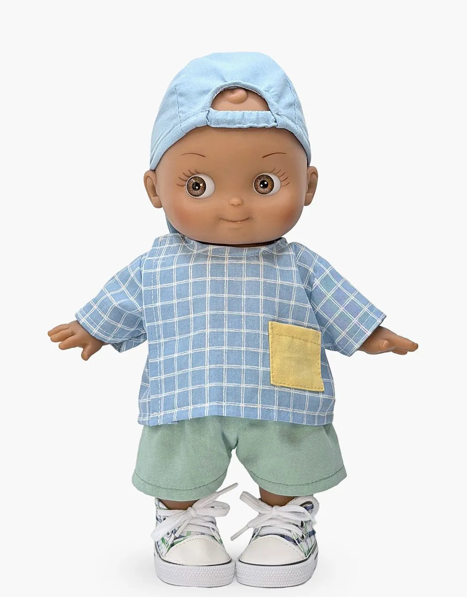 Noah à l’école et son ensemble à carreaux bleu